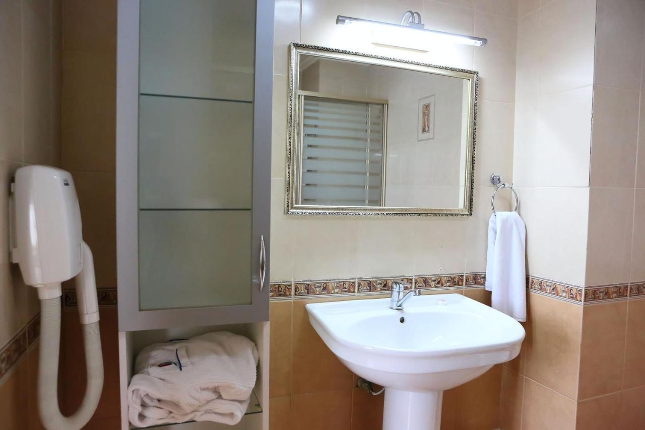 Экипаж Hotel Almaty Bagian luar foto